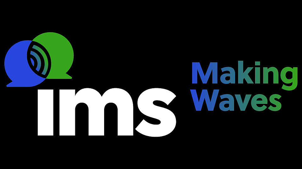 Logo der IMS Konferenz mit den Wörtern "Making Waves". Links sind zwei Sprechblasen in Grün und Blau, rechts steht der Text in Großbuchstaben.