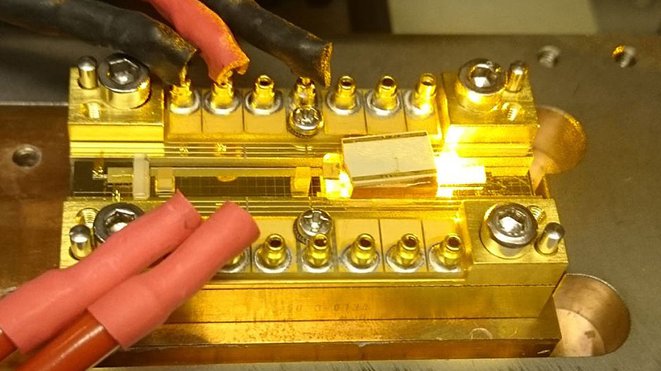 Fig. 3: Micro-module with an emission at 589&nbsp;nm