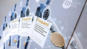 Mehrere Hefte der FBH-Publikation frequent zu breitlückigen Halbleitern. Auf dem Cover sieht man Titel, Logo und ein Windrad sowie 3 Wafer, die um den Titel angeordnet sind.