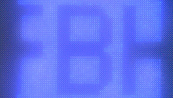 UV-leuchtendes Pixelarray von Mikro-LEDs, die in Form des FBH-Logos angeordnet sind. Das Bild wurde unter dem Mikroskop aufgenommen.