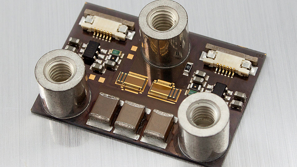 Half-bridge module with two GaN transistor chips, two gate drivers and a fraction of the DC-link capacitors