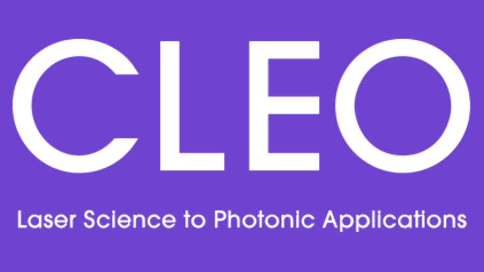 Logo für CLEO: Laserwissenschaft und photonikbezogene Anwendungen, auf einem lila Hintergrund. Der Text "CLEO" ist prominent in großen, weißen Buchstaben dargestellt.