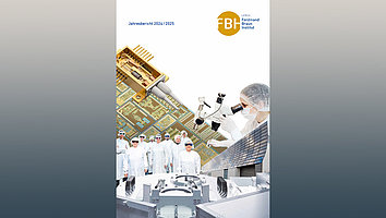 Titelblatt für den Jahresbericht 2024/2025 des Ferdinand-Braun-Instituts. Es zeigt Wissenschaftler in Schutzkleidung, die an technologischen Geräten und Mikroskopen arbeiten.