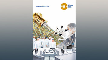 Titelblatt für den Jahresbericht 2024/2025 des Ferdinand-Braun-Instituts. Es zeigt Wissenschaftler in Schutzkleidung, die an technologischen Geräten und Mikroskopen arbeiten.