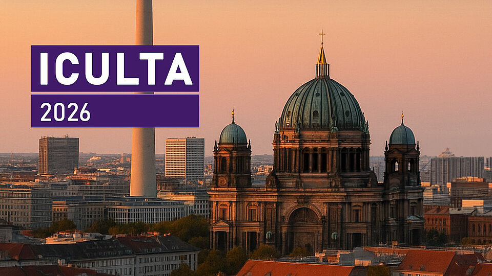 Weitwinkelaufnahme der Berliner Skyline bei Sonnenuntergang, mit dem Berliner Dom im Vordergrund. Das ICULTA 2026 Logo ist auf der linken Seite platziert.