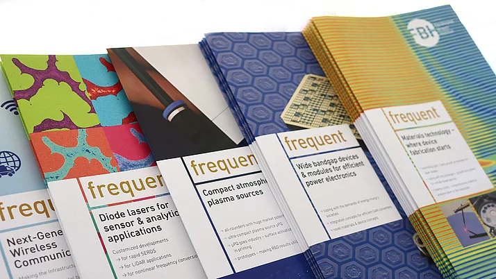 Fünf Broschüren mit dem Titel "frequent", die verschiedene Technologien und Anwendungen darstellen. Jede Broschüre hat ein einzigartiges Design und enthält Informationen über Diodelaser, Plasmaquellen und Materialien in der elektronischen Fertigung.