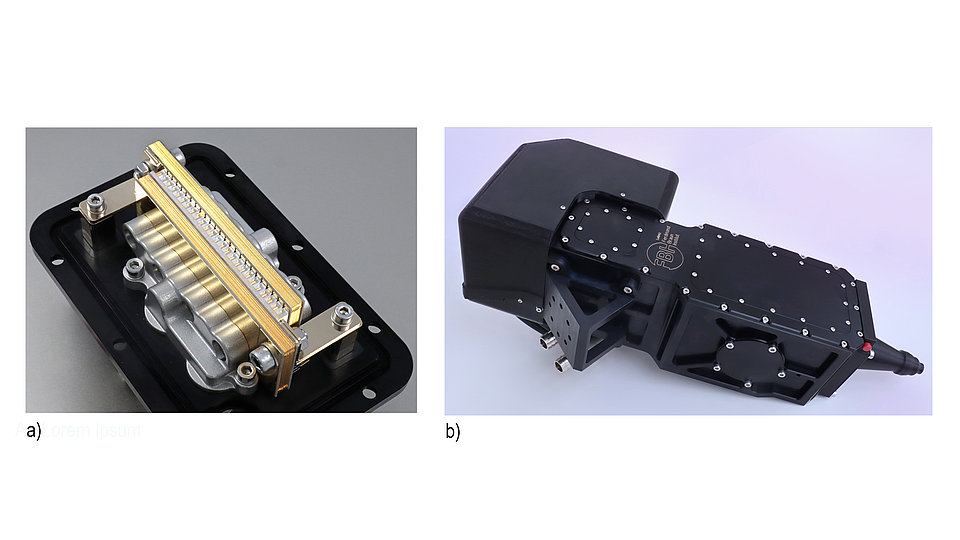 Zwei technische Komponenten. Links befindet sich ein mechanisches Bauteil mit goldenen und silbernen Elementen, während rechts ein schwarzes, rechteckiges Gerät mit verschiedenen Anschlüssen und Schrauben zu sehen ist.