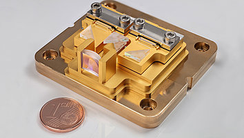 Extremely low-noise, reliable pump laser module with integrated Bragg reflector for space applications and optical data transmission.