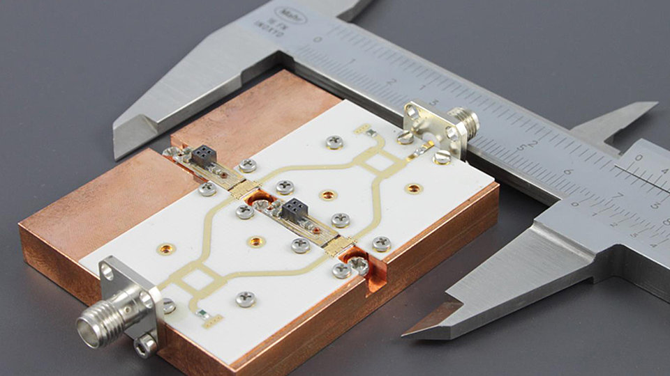 Hybrid balanced X-band power amplifier (2 PA MMICs)