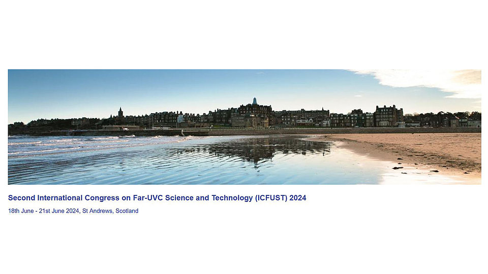 Küstenlandschaft mit einem klaren Himmel und Wasser, das den Strand widerspiegelt.  Darunter steht der Text für den "Zweiten Internationalen Kongress über Far-UVC-Wissenschaft und Technologie" vom 18. bis 21. Juni 2024 in St. Andrews, Schottland.
