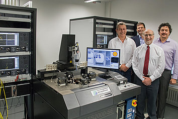Keysight-Vertreter besuchten Anfang März das FBH und nahmen das Messsystem in Betrieb:
