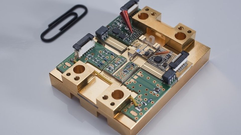 ps laser source with integrated pulse picker