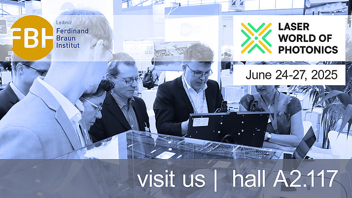Messebesucher am FBH-Messestand. Textinformationen weisen auf die Veranstaltung "Laser World of Photonics" hin, die vom 24. bis 27. Juni 2025 stattfindet.