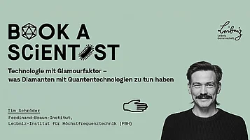 Werbebanner für die Veranstaltung "Book a Scientist". Es zeigt Timo Schröder vom Ferdinand-Braun-Institut und erklärt, wie Diamanten mit Quantentechnologien verbunden sind. 