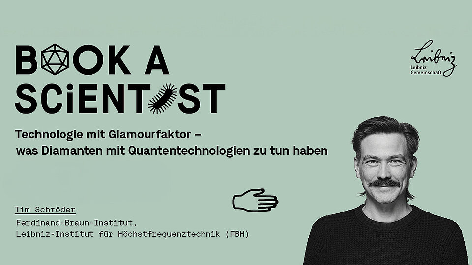 Werbebanner für die Veranstaltung "Book a Scientist". Es zeigt Timo Schröder vom Ferdinand-Braun-Institut und erklärt, wie Diamanten mit Quantentechnologien verbunden sind. 