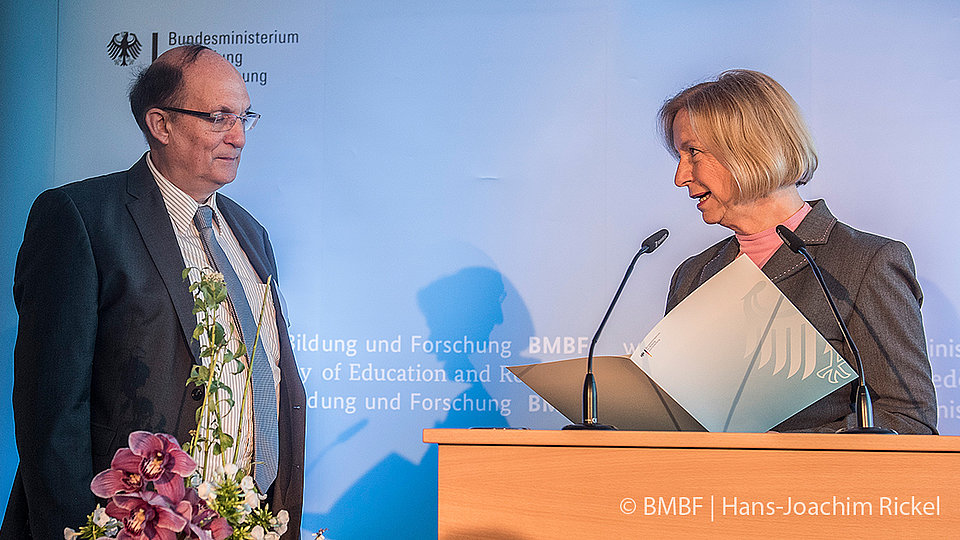 Ministerin Johanna Wanka und FBH-Direktor Günther Tränkle