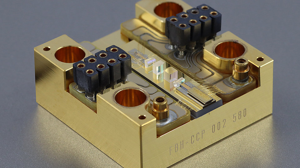 Micro-integrated dual-wavelength Master Oscillator Power Amplifier