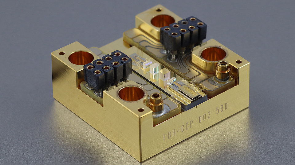 Mikro-integrierter Zwei-Wellenlängen Master Oscillator Power Amplifier