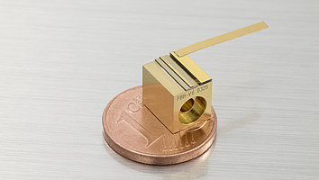 mECDL, die neuartige Lichtquelle überträgt das Konzept eines Extended Cavity Diode Lasers (ECDL) auf Chipebene