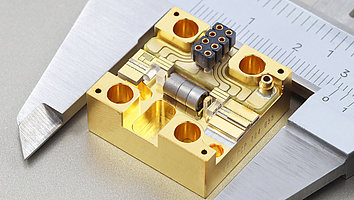 Fotografie eines miniaturisierten und robusten Pump-Lasermoduls für die Augenheilkunde – mit hoher spektraler Strahldichte und industrietauglicher Performance.
