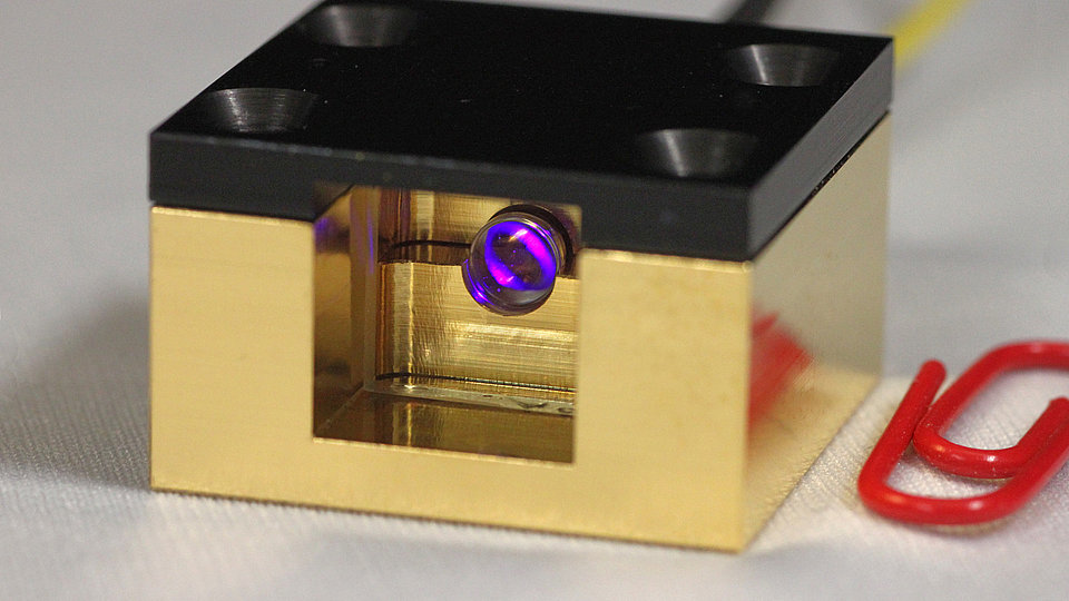 Micro-integrated GaN ECDL to generate UV laser emission