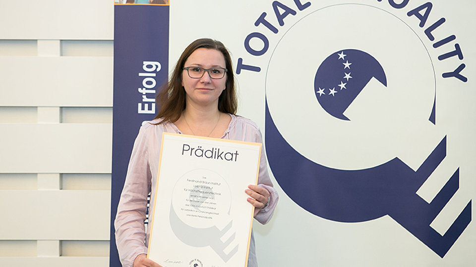 Dr. Ina Ostermay nimmt das Total E-Quality Prädikat für das FBH entgegen