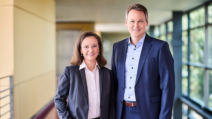 links im Bild ist die Administrative Geschäftsführerin Dr. Eiermann zu sehen, rechts der Wissenschaftliche Geschäftsführer Prof. Dr.-Ing. Patrick Scheele