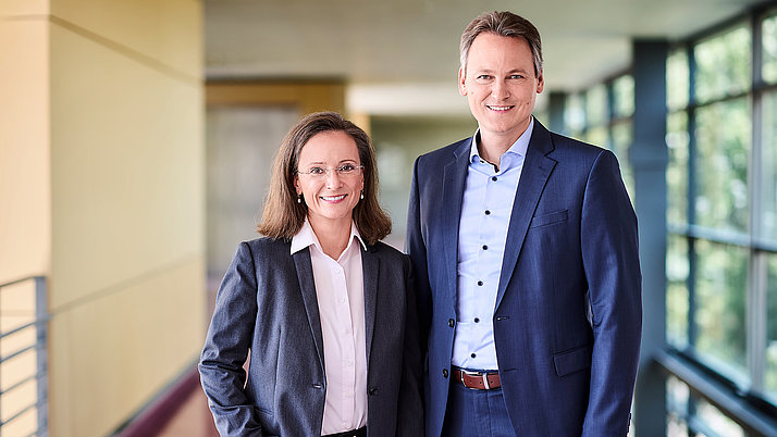 on the left in the picture is the Administrative Managing Director Dr. Eiermann, on the right the Scientific Managing Director Prof. Dr.-Ing. Patrick Scheele