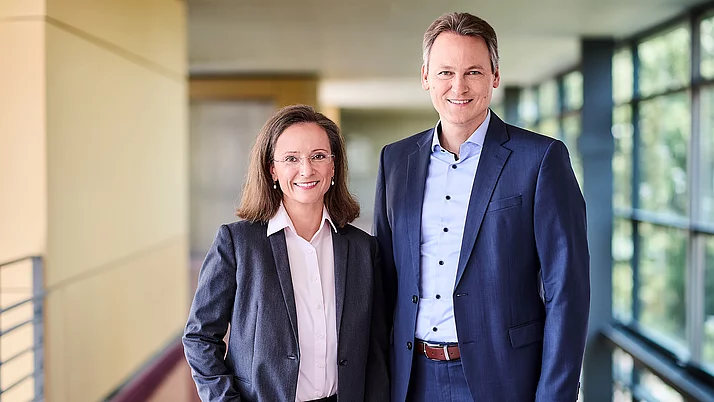 Geschäftsführung des FBH links im Bild ist die Administrative Geschäftsführerin Dr. Eiermann zu sehen, rechts der Wissenschaftliche Geschäftsführer Prof. Dr.-Ing. Patrick Scheele