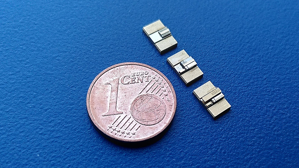 660 nm DBR-TPL mounted on screening submounts for characterization and future module integration.