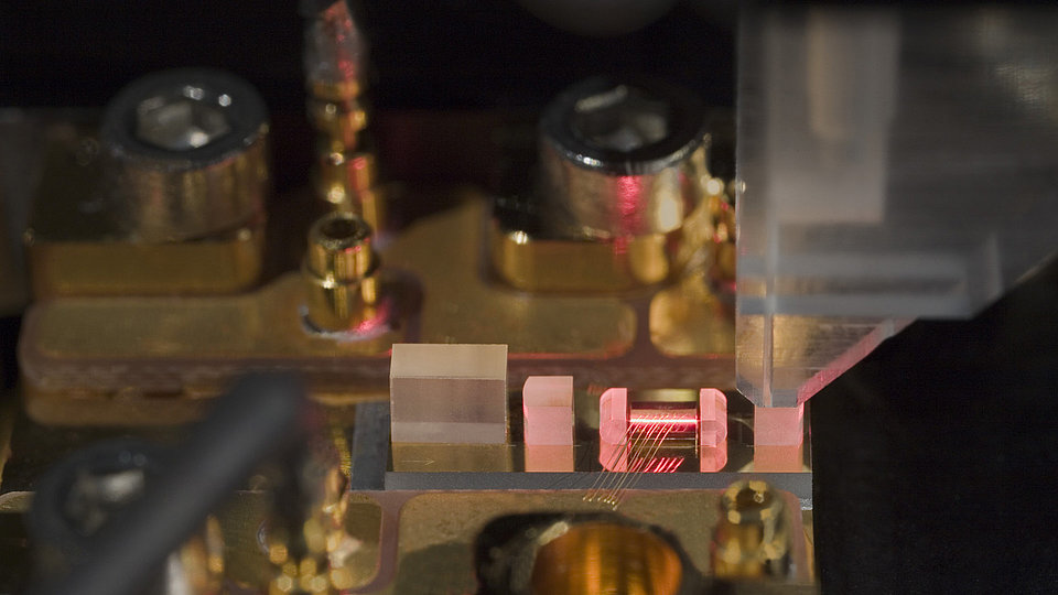 Active alignment of micro-optical components for 671 nm diode laser in external cavity 