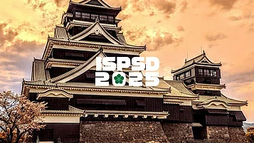 Ein historisches Schloss mit mehreren Stockwerken und einem traditionellen japanischen Design, umgeben von Bäumen. Im Vordergrund steht der Text „ISPSD 2025“ in Großbuchstaben.