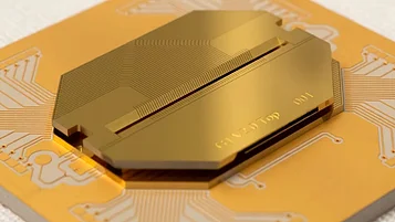 Goldfarbene 3D-Ionenfalle mit mikrostrukturierten Elektroden auf einem Chip-Substrat.