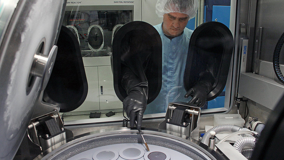 Techniker beim Einlegen von Wafern in den Epitaxiereaktor für die metallorganische Gasphasenepitaxie