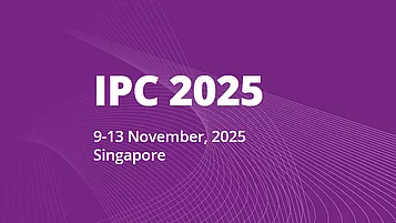 Grafik kündigt die Veranstaltung "IPC 2025" an, die vom 9. bis 13. November 2025 in Singapur stattfinden wird. Der Hintergrund ist lila mit dynamischen Linien.