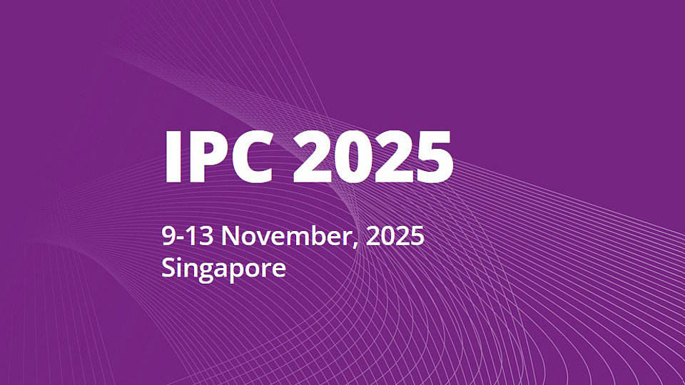 Grafik kündigt die Veranstaltung "IPC 2025" an, die vom 9. bis 13. November 2025 in Singapur stattfinden wird. Der Hintergrund ist lila mit dynamischen Linien.