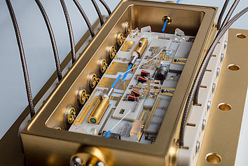 Micro-integrated extended cavity diode laser module