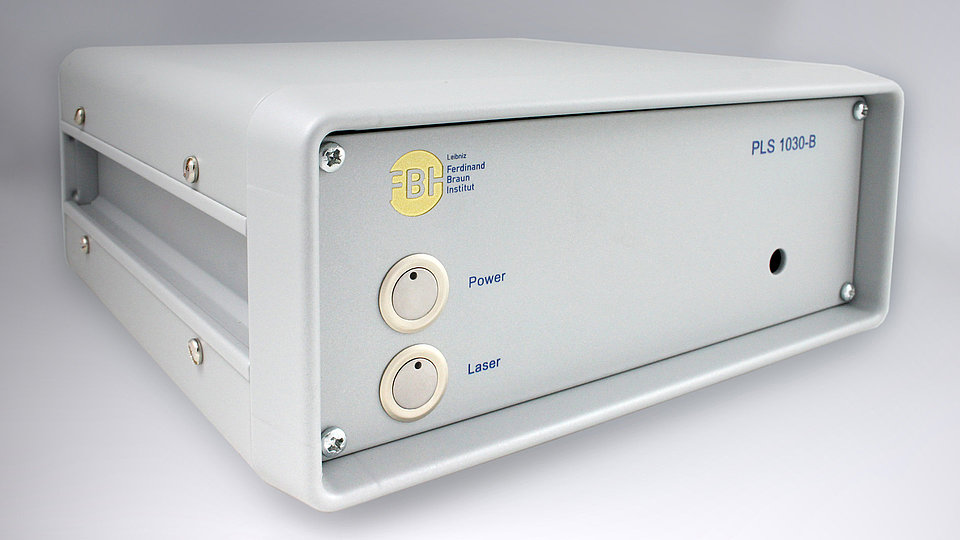 Picosecond laser source with integrated pulse picker