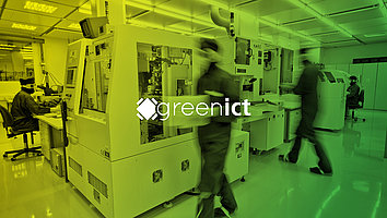 Personen im Reinraum Kompetenzzentrum »Green ICT @ FMD