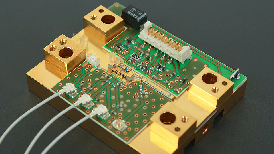 Mikrobank mit optischen und elektronischen Komponenten