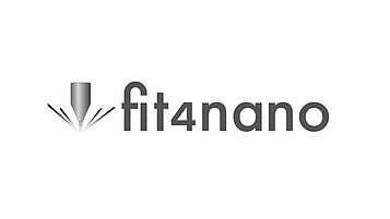 Logo von fit4nano, das den Schriftzug "fit4nano" in grau darstellt. Links befindet sich ein stilisiertes grafisches Element.