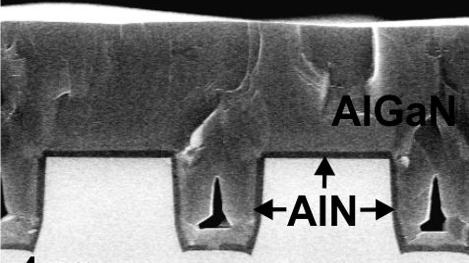 Cross section image of a flat coalesced AlGaN layer grown at 400 hPa