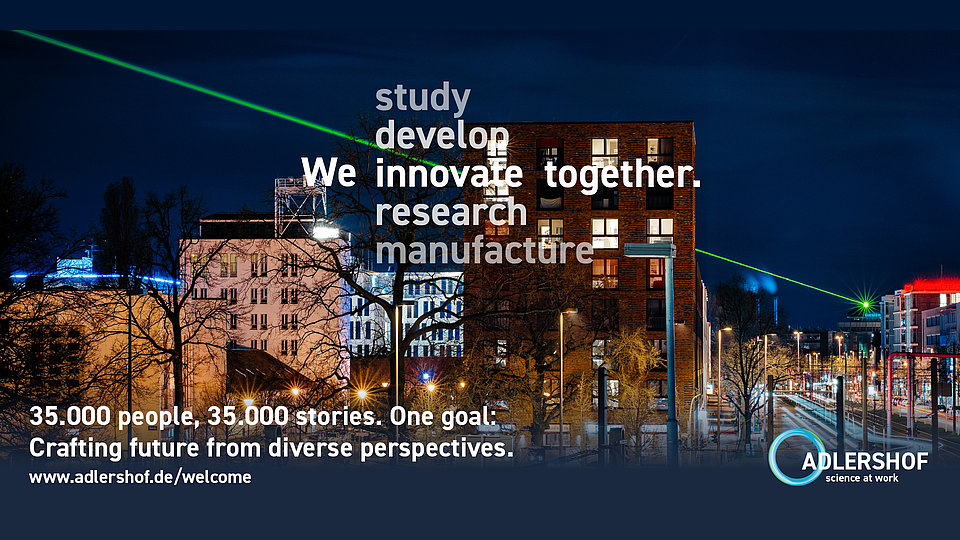 Night shot of the Adlershof Technology Park with brightly illuminated buildings and the campaign slogan "we innovate together".