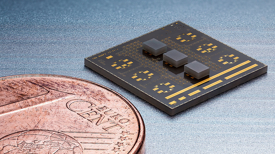 Flip-chip mounted THz MMIC chips on aluminum nitride substrate