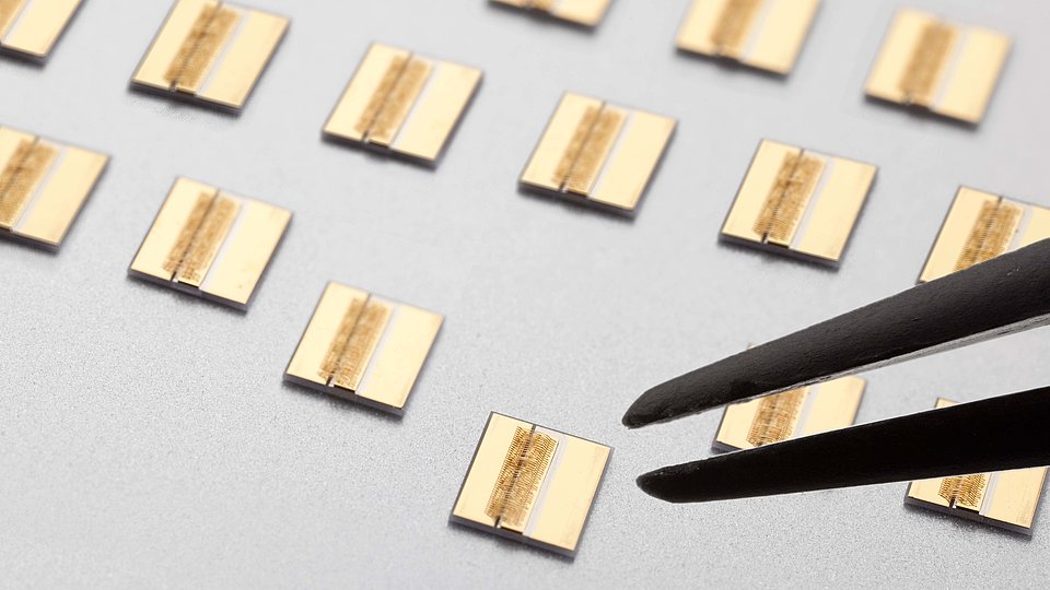 The image shows several diode lasers manufactured for quantum information processing.