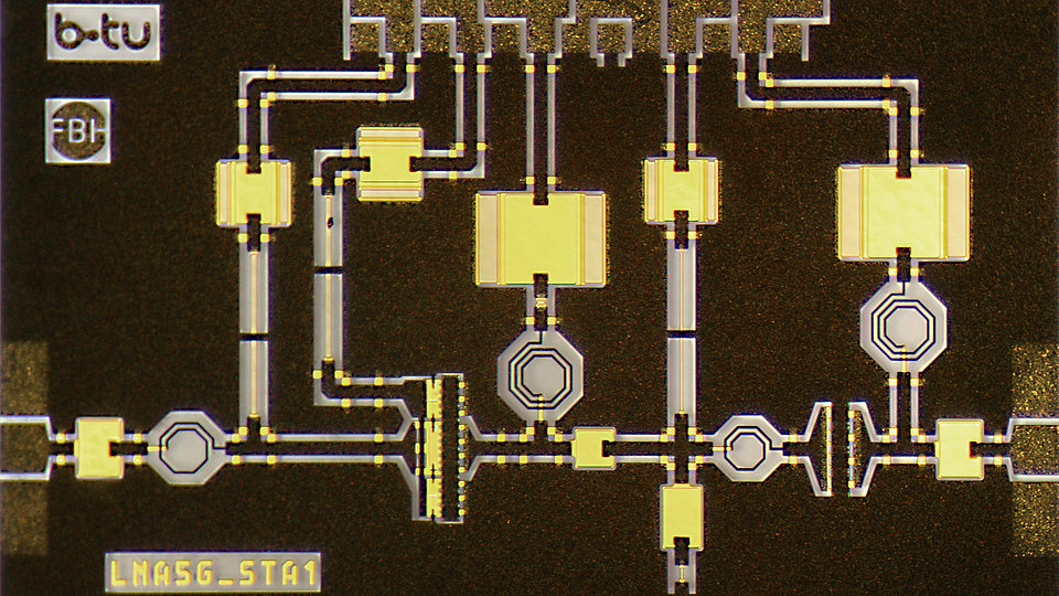 Photography of the AlGaN/GaN LNA MMIC chip