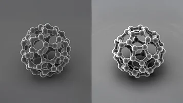 Die Abbildung zeigt zwei Ansichten eines komplexen, kugelförmigen Moleküls, das aus miteinander verbundenen chemischen Strukturen besteht. Die Darstellung ist monochromatisch und hebt die geometrische Anordnung der Atome hervor. Die Details vermitteln ein Gefühl für die Komplexität der Molekularstruktur.