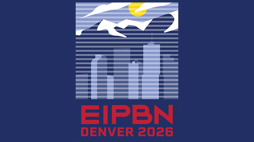 Grafik mit stilisiertem Stadtbild und Berglandschaft. Darunter steht „EIPBN DENVER 2026“ in roter Schrift auf blauem Hintergrund.