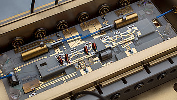 Compact and robust high-power laser module 