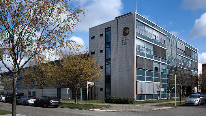 Foto, das das Ferdinand-Braun-Institut von außen zeigt
